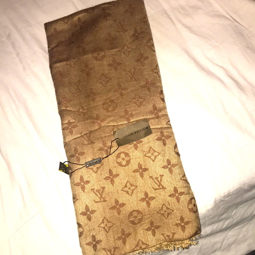 Louie Vuitton scarf (New)
